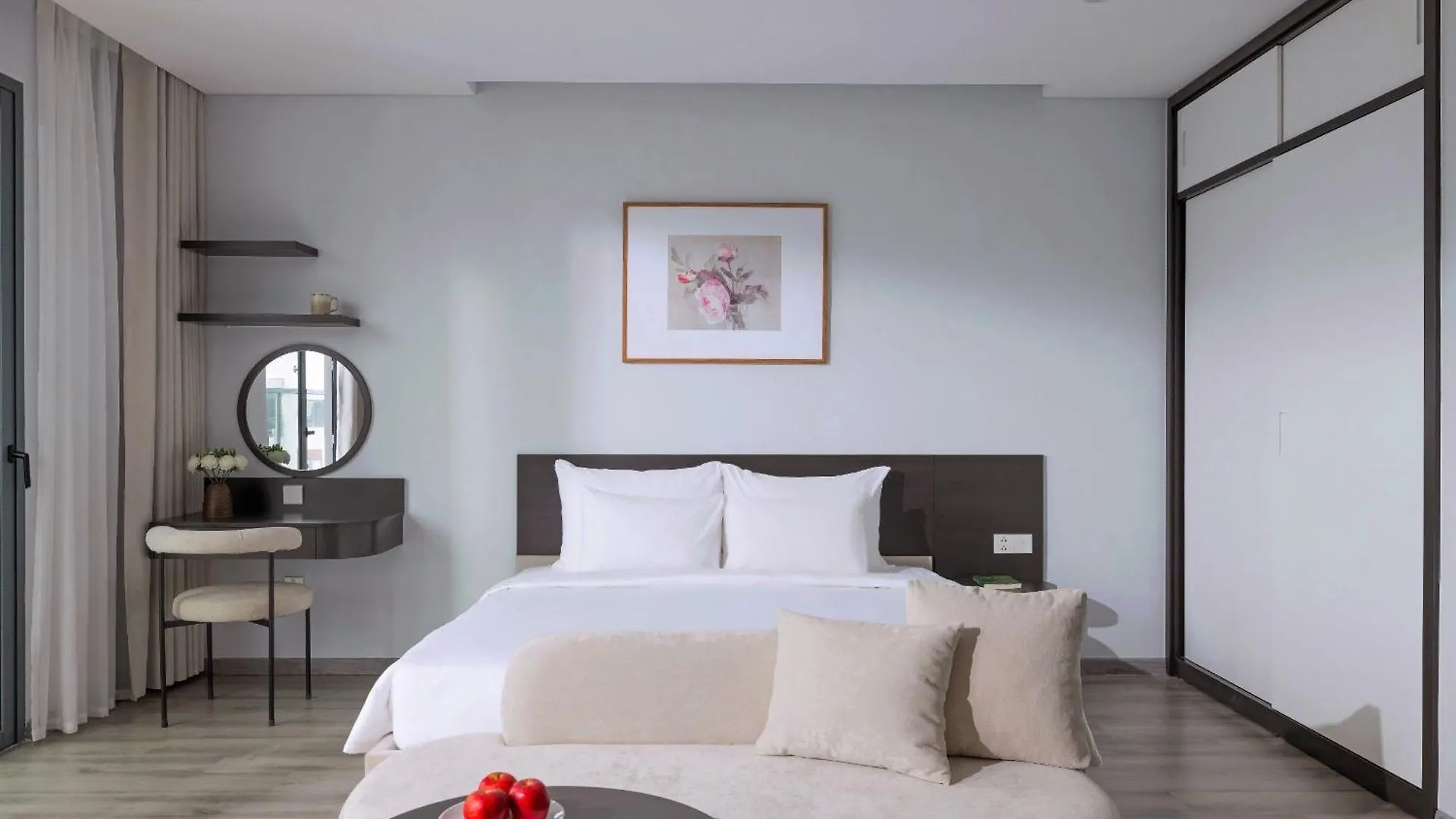 Отель Marina Suites Apartment Нячанг